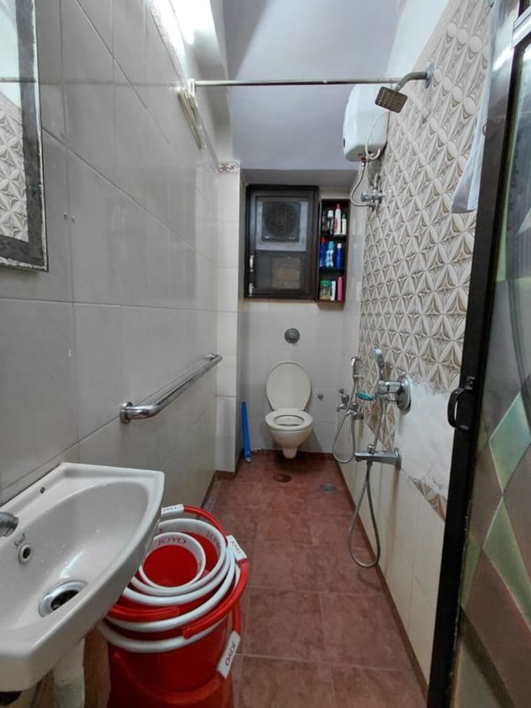 Bathroom, pankaj-mansion 1 Bedroom 425 Sq.Ft. Apartment In Worli Mumbai 10166109