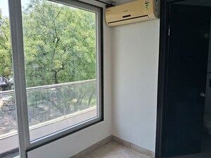Room in 3 BHK Builder Floor at Safdarjung Enclave – for Rent