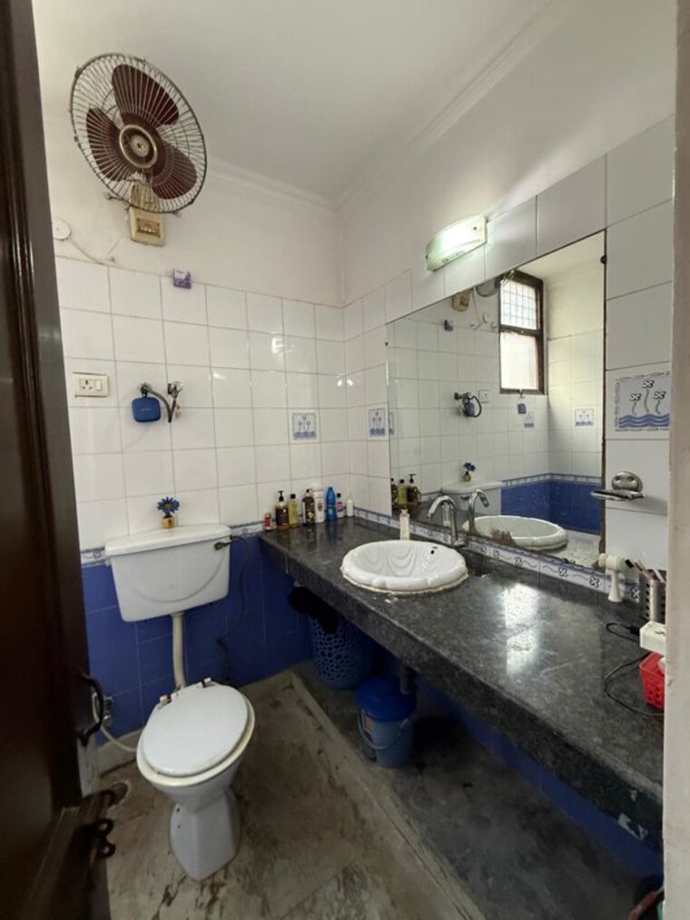 Bathroom, kalkaji 3 Bedroom 2000 Sq.Ft. Builder Floor In Kalkaji Delhi 10166129