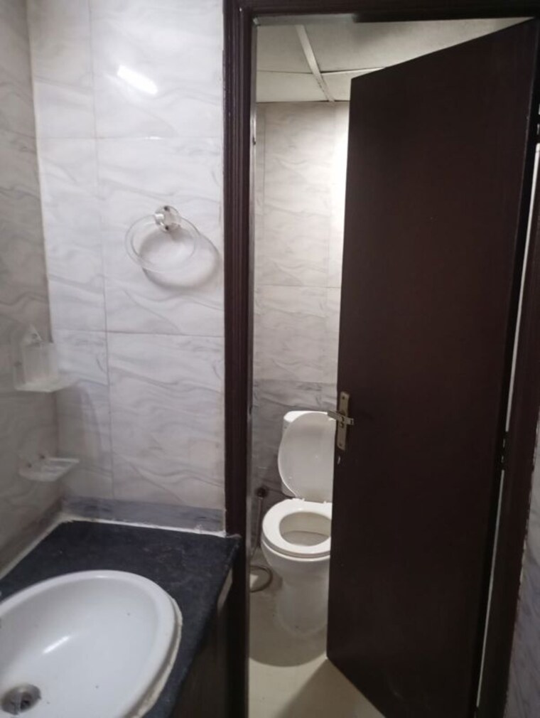 Attached Bathroom, nimbus-the-hyde-park 3 Bedroom 1835 Sq.Ft. Apartment In Sector 78 Noida 10166131