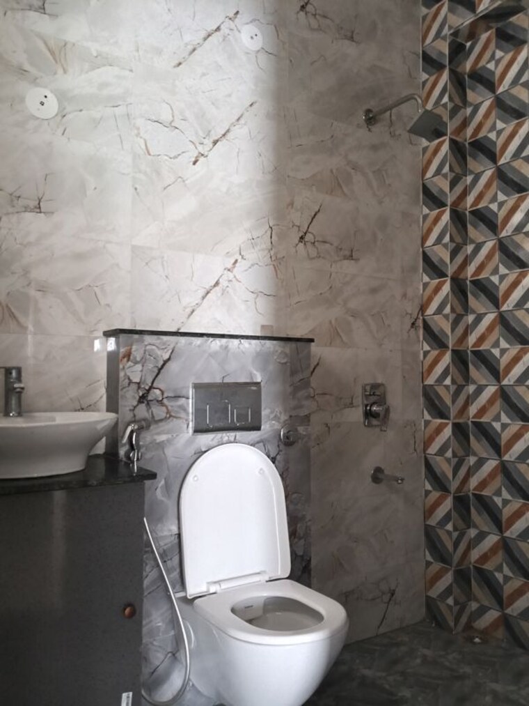Bathroom, majra 2 Bedroom 80 Sq.Yd. Builder Floor In Majra Dehradun 10166135