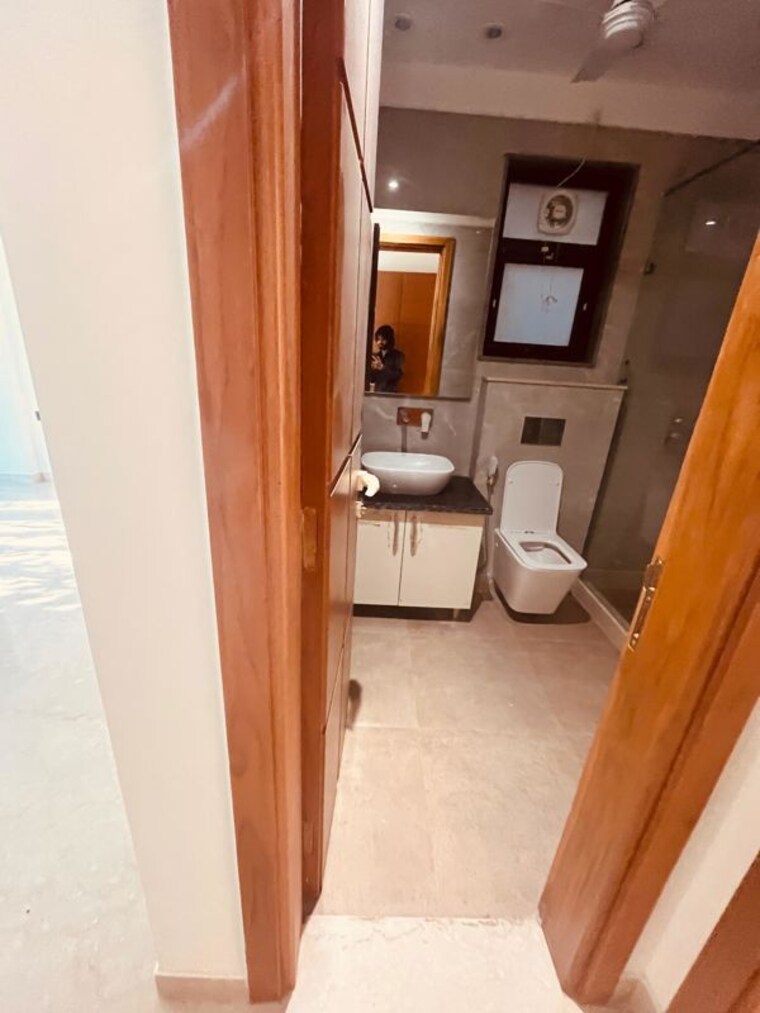 Bathroom, sarvapriya vihar 4 Bedroom 230 Sq.Yd. Builder Floor In Sarvapriya Vihar Delhi 10166142
