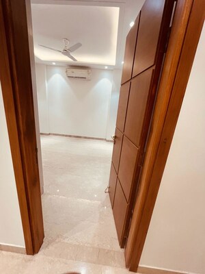 Furnished Amenities in 4 BHK Builder Floor at Sarvapriya Vihar – for Rent