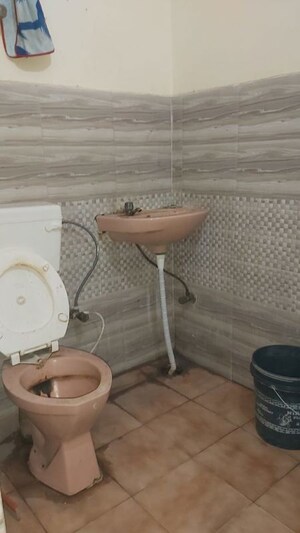 Bathroom in 1 RK Builder Floor at Mayur Vihar – for Rent