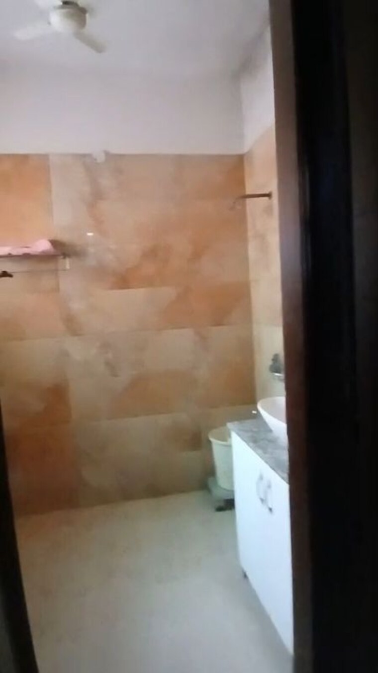 Bathroom, sector 28 3 Bedroom 250 Sq.Yd. Builder Floor In Sector 28 Faridabad 10166236