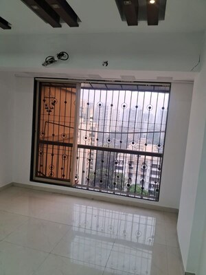 Room in 3 BHK Apartment at Raheja Estate, Borivali East – for Sale