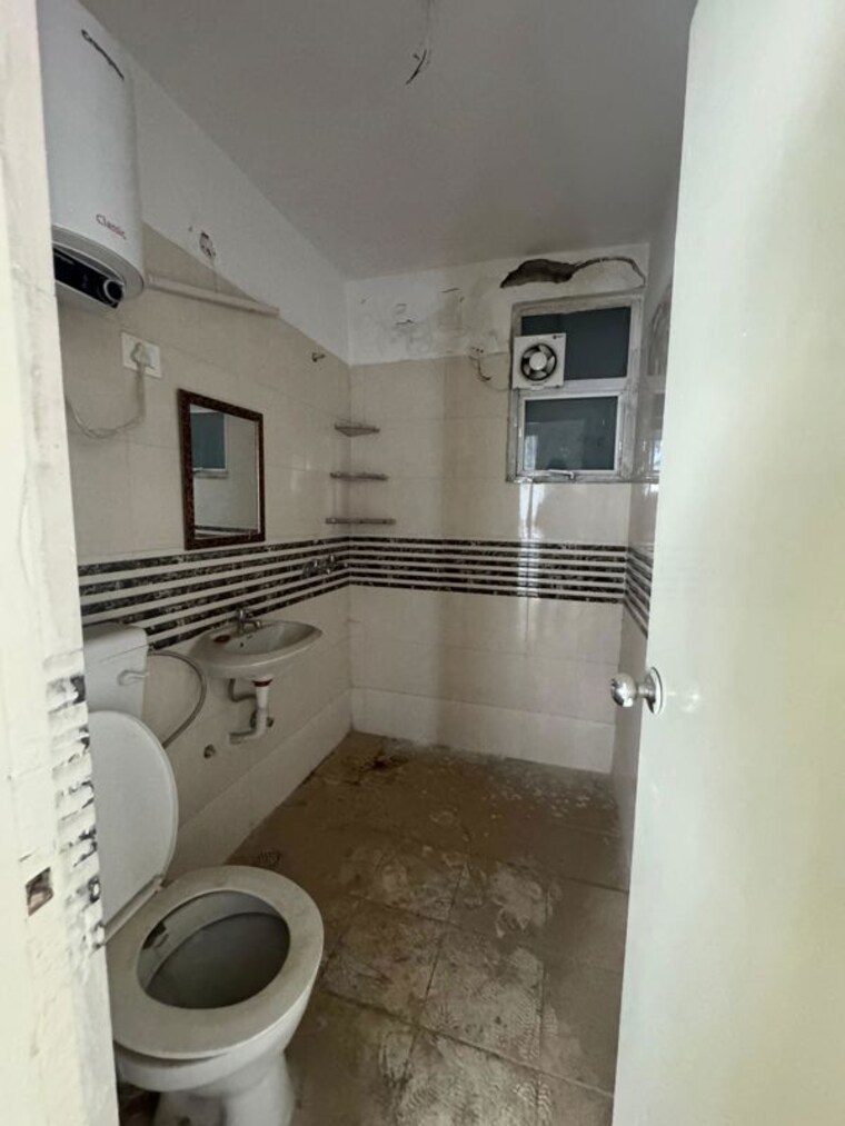 Bathroom, shree-vardhman-green-court 2 Bedroom 690 Sq.Ft. Apartment In Sector 90 Gurgaon 10166284