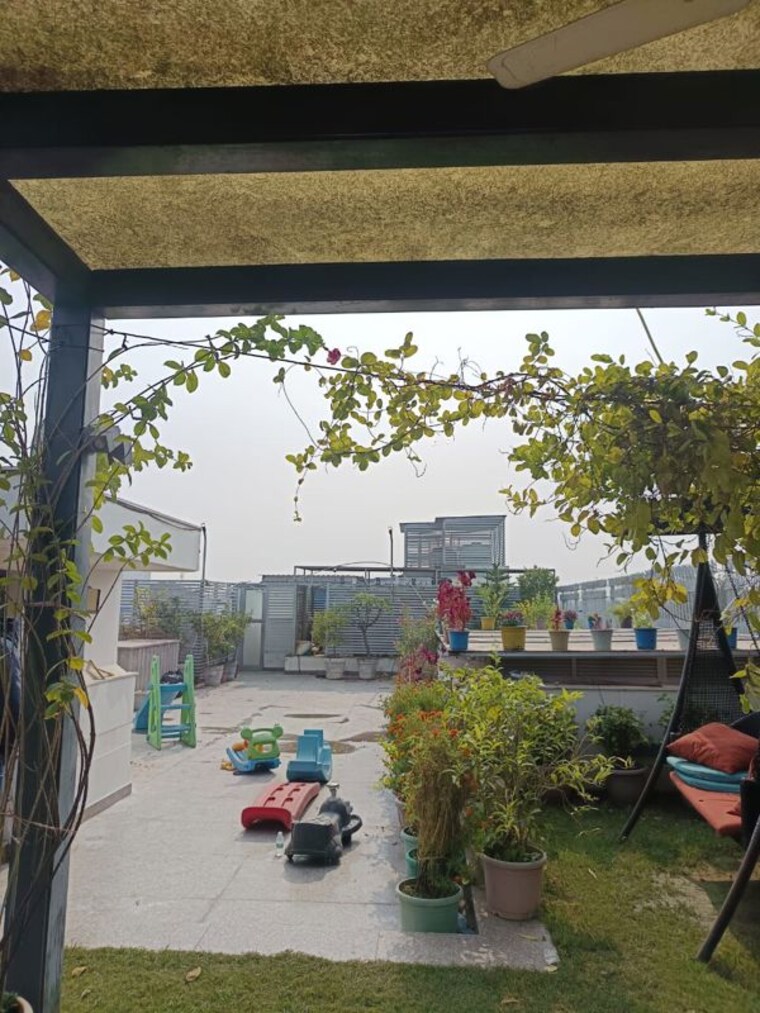Garden, panchsheel park 4 Bedroom 500 Sq.Yd. Builder Floor In Panchsheel Park Delhi 10166300