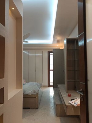 Furnished Amenities in 4 BHK Builder Floor at Panchsheel Park – for Rent