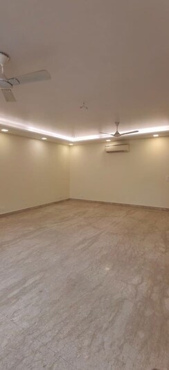 4 BHK + Pooja Room,Servant Room Builder Floor For Rent in Kailash Colony