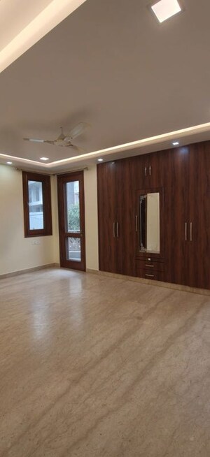 Room in 4 BHK Builder Floor at Kailash Colony – for Rent