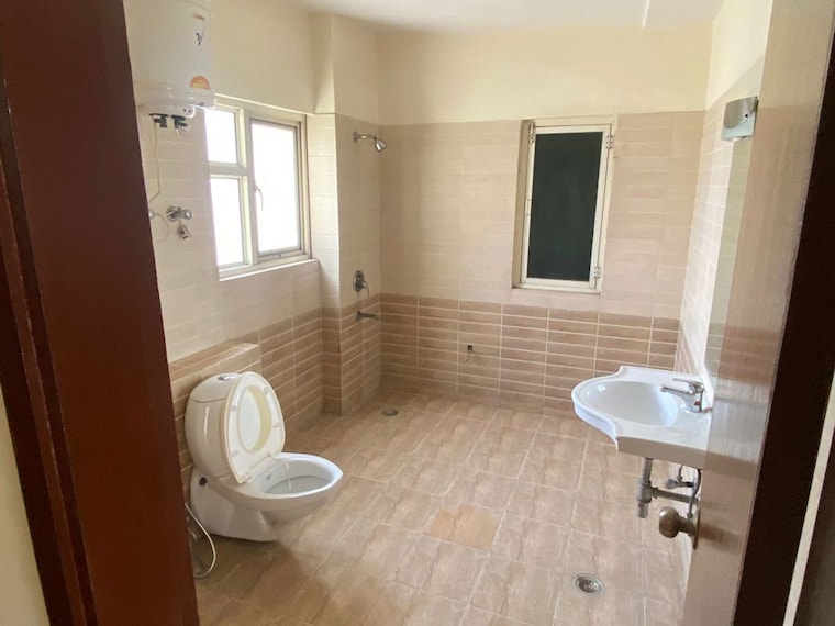 Bathroom, omaxe-putting-greens 5 Bedroom 4500 Sq.Ft. Penthouse In Omega Ii Greater Noida Greater Noida 10166327