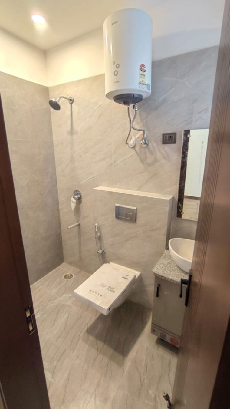 Bathroom, malviya nagar 3 Bedroom 1600 Sq.Ft. Builder Floor In Malviya Nagar Delhi 10166334