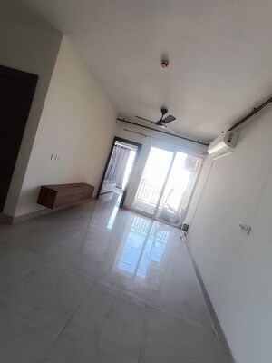 Room in 2 BHK Apartment at Signature Global Prime, Sector 63a – for Rent