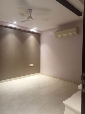 Room in 4 BHK Builder Floor at Anand Vihar – for Rent