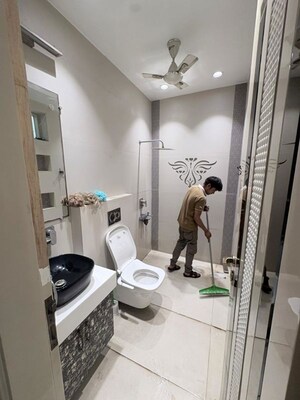 Master Bedroom in 4 BHK Builder Floor at Anand Vihar – for Rent