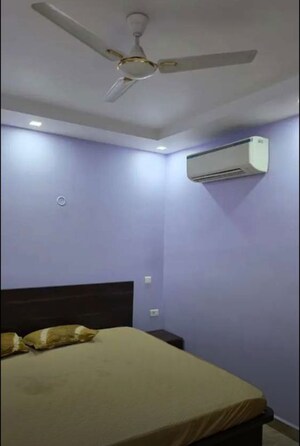 Room in 4 BHK Apartment at Eldeco Elegante, Vibhuti Khand – for Rent