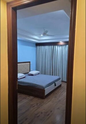 Bathroom in 4 BHK Apartment at Eldeco Elegante, Vibhuti Khand – for Rent