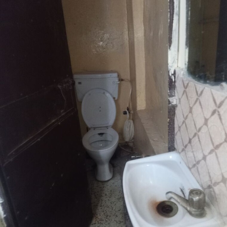 Bathroom, mukherjee nagar 1 Bedroom 180 Sq.Ft. Builder Floor In Mukherjee Nagar Delhi 10166430