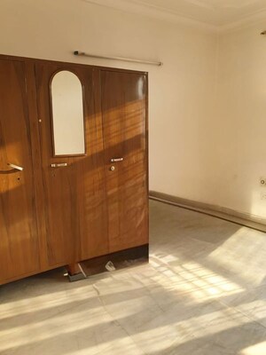 Room in 3 BHK Builder Floor at Sector 46 – for Rent