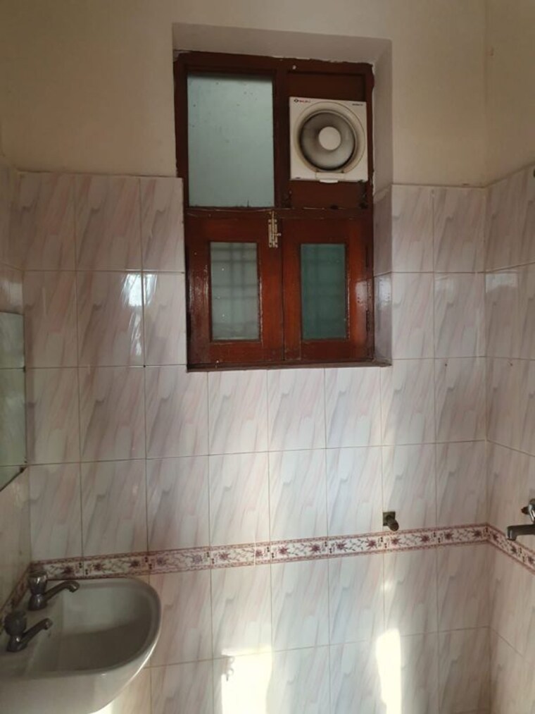 Bathroom, sector 46 3 Bedroom 1440 Sq.Ft. Builder Floor In Sector 46 Gurgaon 10166439
