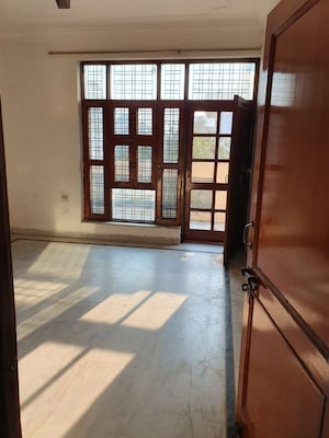 Room in 3 BHK Builder Floor at Sector 46 – for Rent