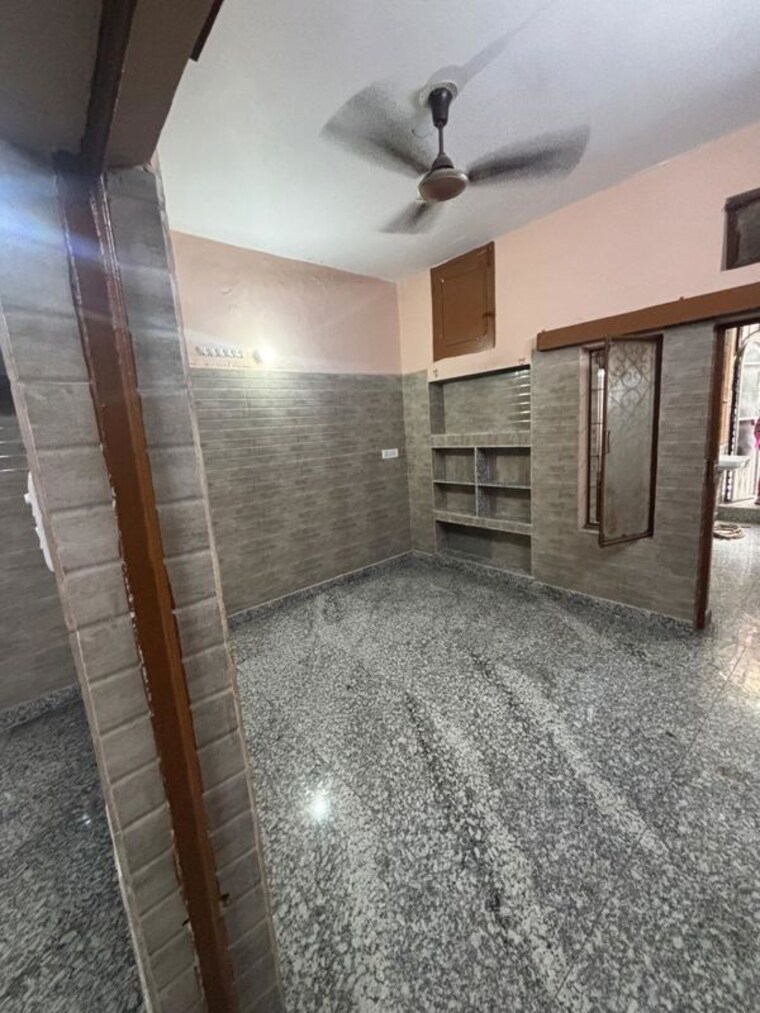 Room, outram lines 1.5 Bedroom 650 Sq.Ft. Builder Floor In Outram Lines Delhi 10166441