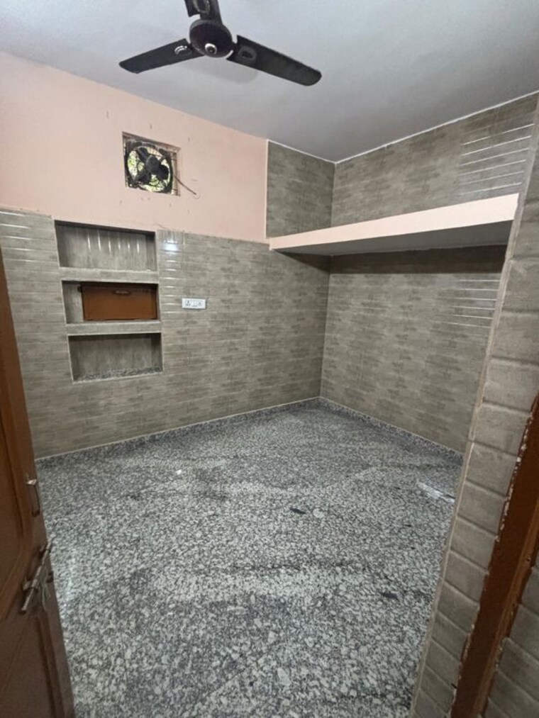 Kitchen, outram lines 1.5 Bedroom 650 Sq.Ft. Builder Floor In Outram Lines Delhi 10166441