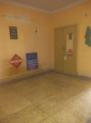 Room in 2 BHK Builder Floor at Outram Lines – for Rent