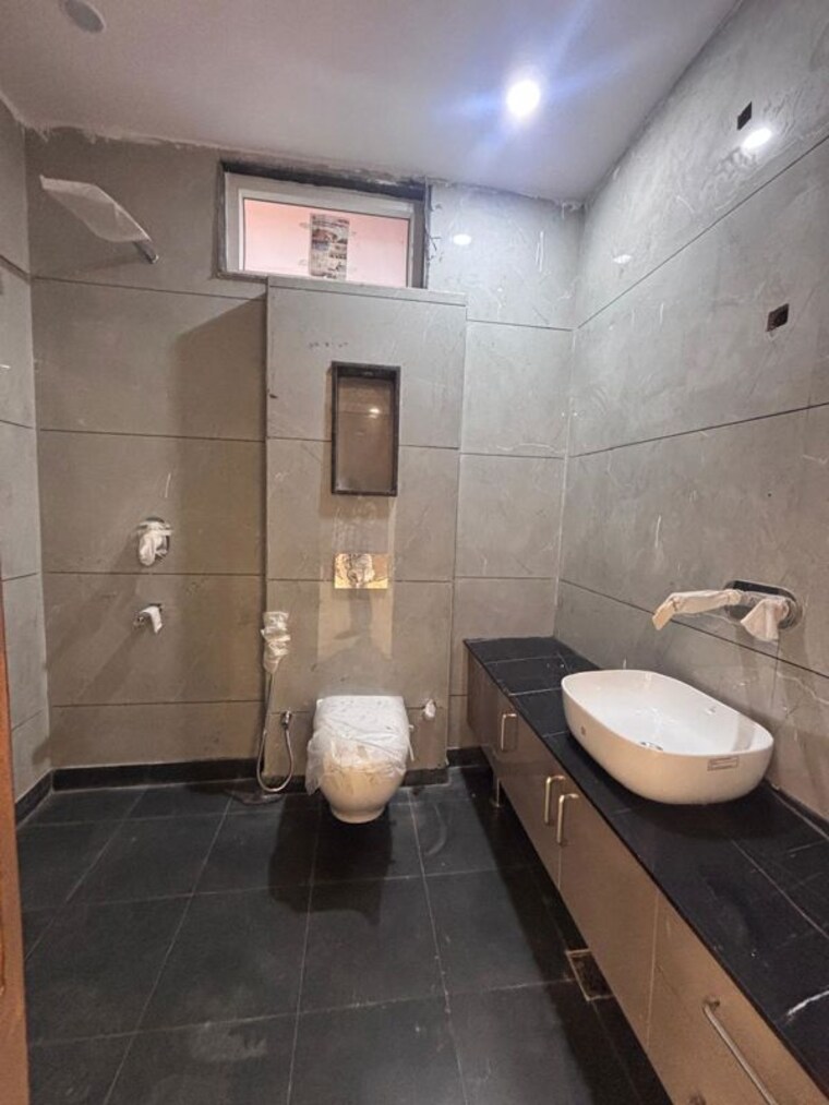 Bathroom, outram lines 3.5 Bedroom 1440 Sq.Ft. Builder Floor In Outram Lines Delhi 10166444