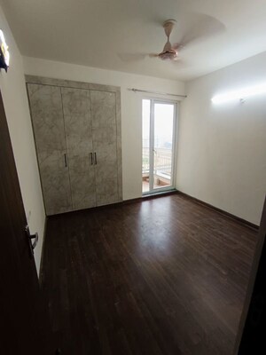 Room in 3 BHK Apartment at BPTP Discovery Park, Sector 80 – for Rent