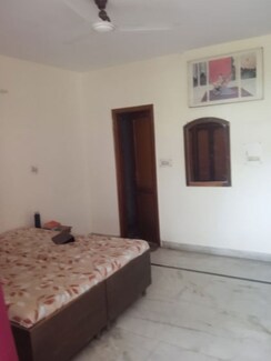 3 BHK + Servant Room,Extra Room Apartment For Rent in Mohit House