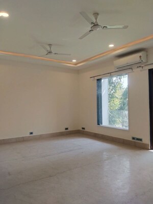 Room in 3 BHK Apartment at Unitech South City 1, South City 1 – for Rent