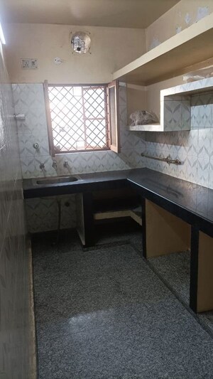 Kitchen in 2 BHK Builder Floor at Tulip Mall, Sector 46 – for Rent