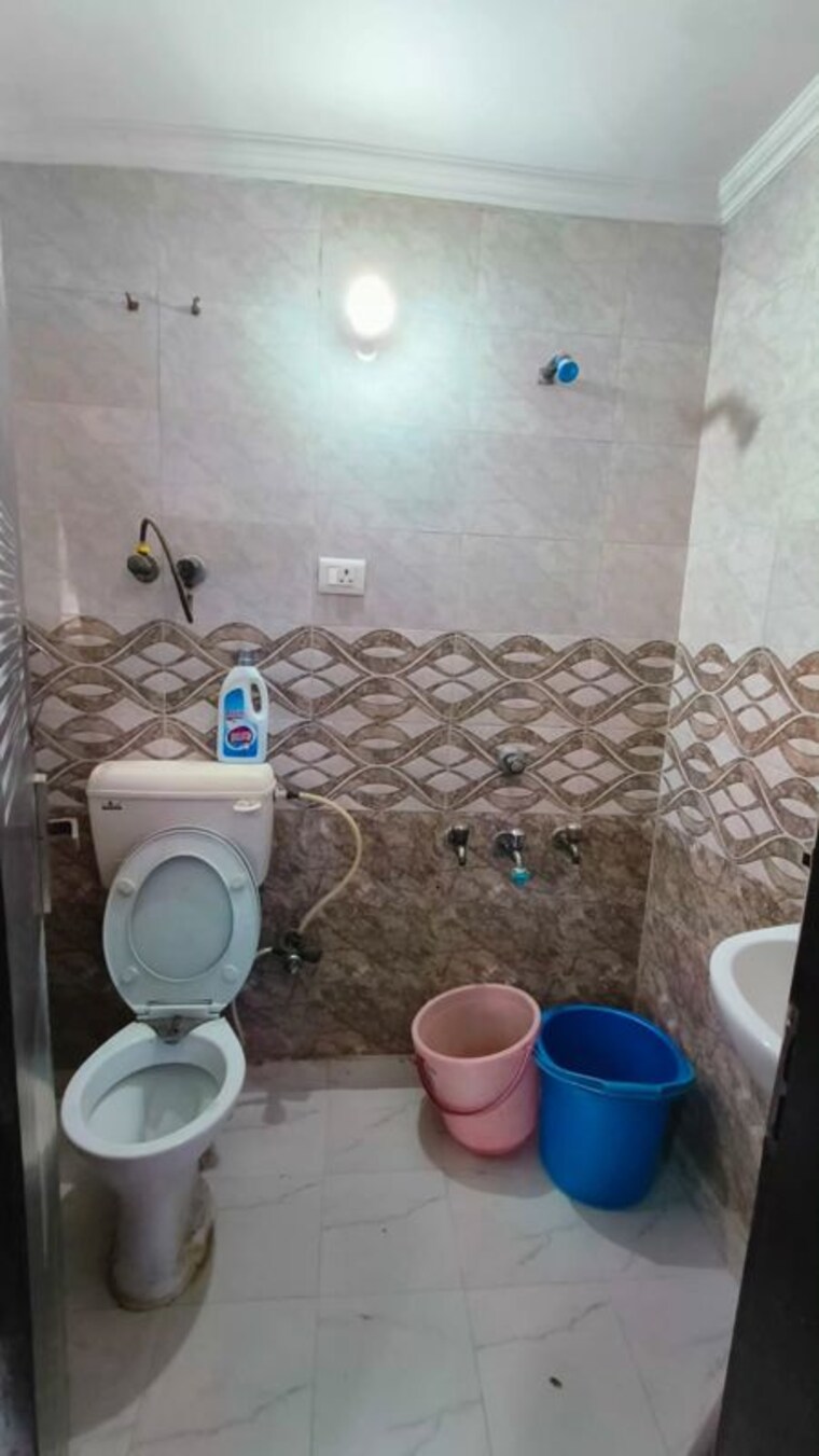 Bathroom, unitech-the-palms 1.5 Bedroom 550 Sq.Ft. Apartment In Sector 117 Noida 10166543