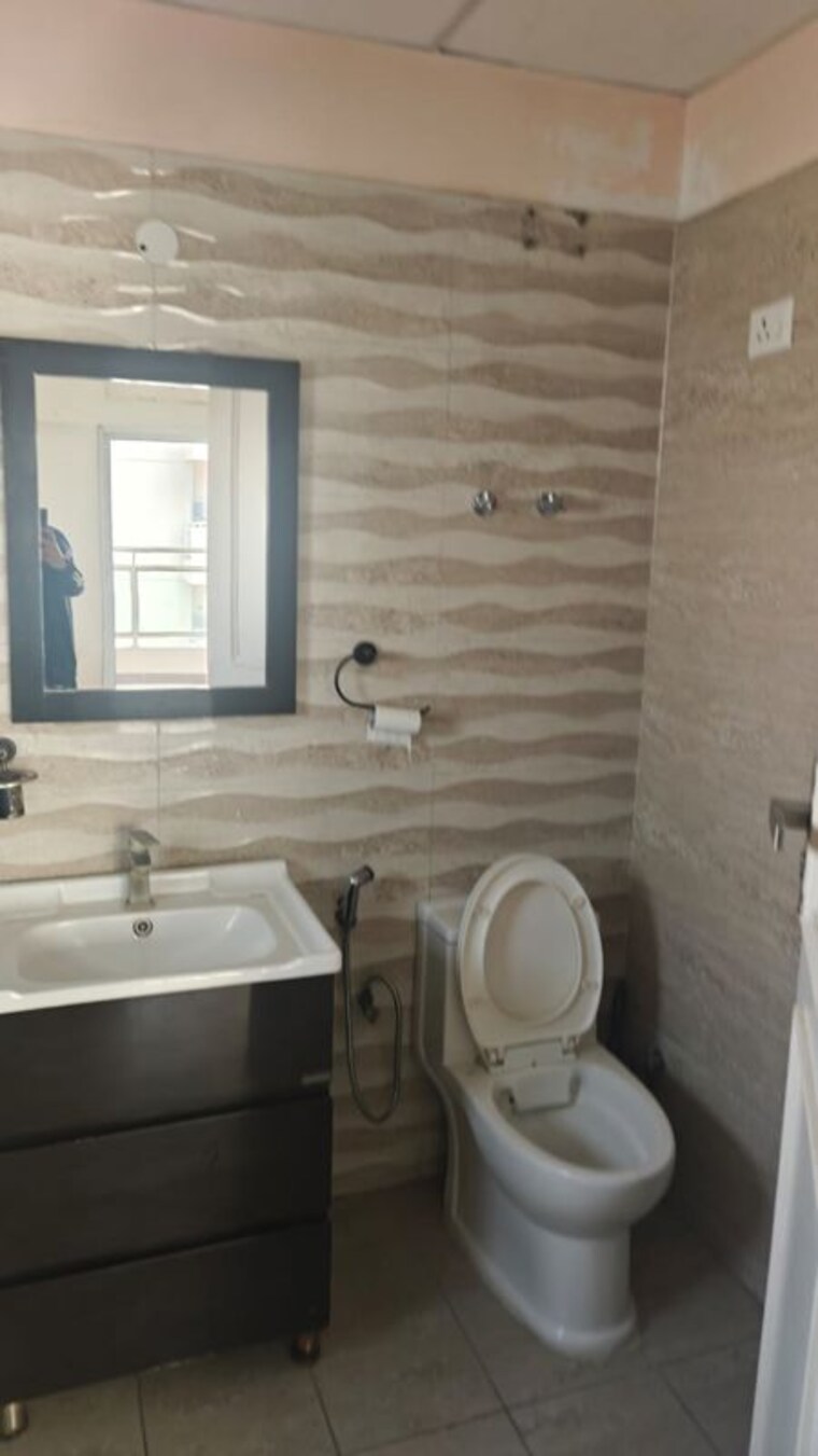 Bathroom, pawan-vihar 2 Bedroom 1250 Sq.Ft. Apartment In Sector 62 Noida 10166555