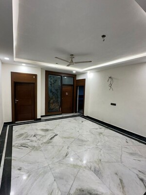 Room in 3 BHK Builder Floor at Unitech South City 1, South City 1 – for Rent