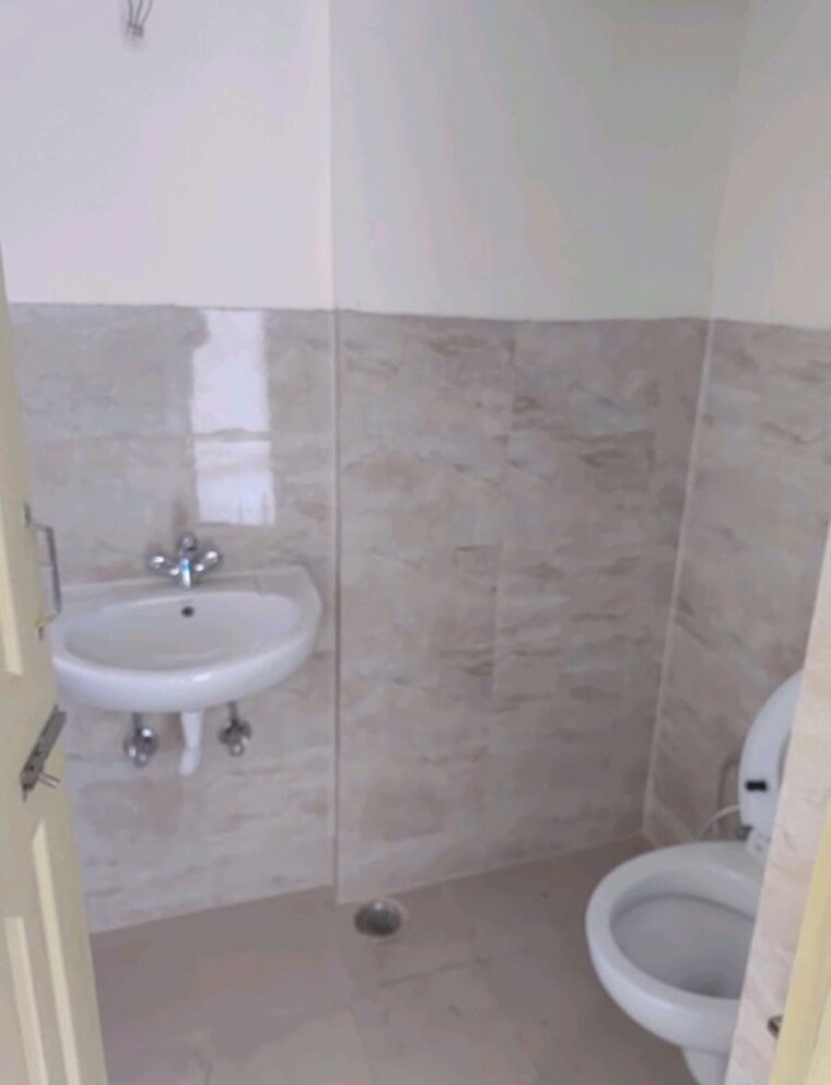 Bathroom, wave-dream-homes 2 Bedroom 840 Sq.Ft. Apartment In Wave City Ghaziabad 10166686