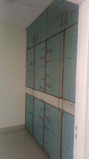 Room in 4 BHK Apartment at Imperia Esfera, Sector 37c – for Rent