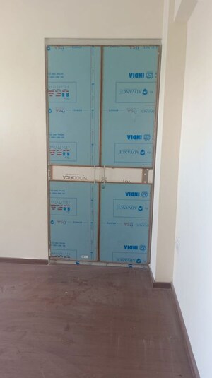 Room in 4 BHK Apartment at Imperia Esfera, Sector 37c – for Rent