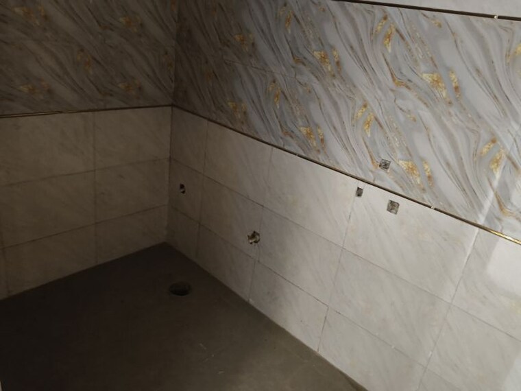 Bathroom, sector 73 2 Bedroom 1000 Sq.Ft. Builder Floor In Sector 73 Noida 10166716