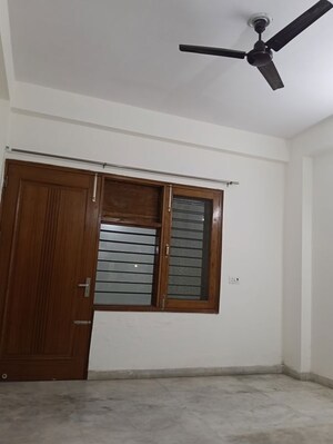 Room in 3 BHK Builder Floor at Sector 15i – for Rent