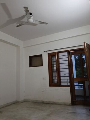 Room in 3 BHK Builder Floor at Sector 15i – for Rent