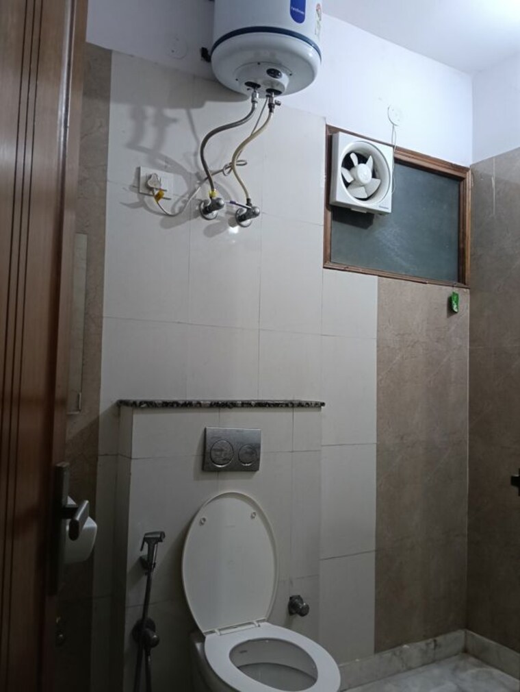 Bathroom, sector 15i 3 Bedroom 2000 Sq.Ft. Builder Floor In Sector 15i Gurgaon 10166738