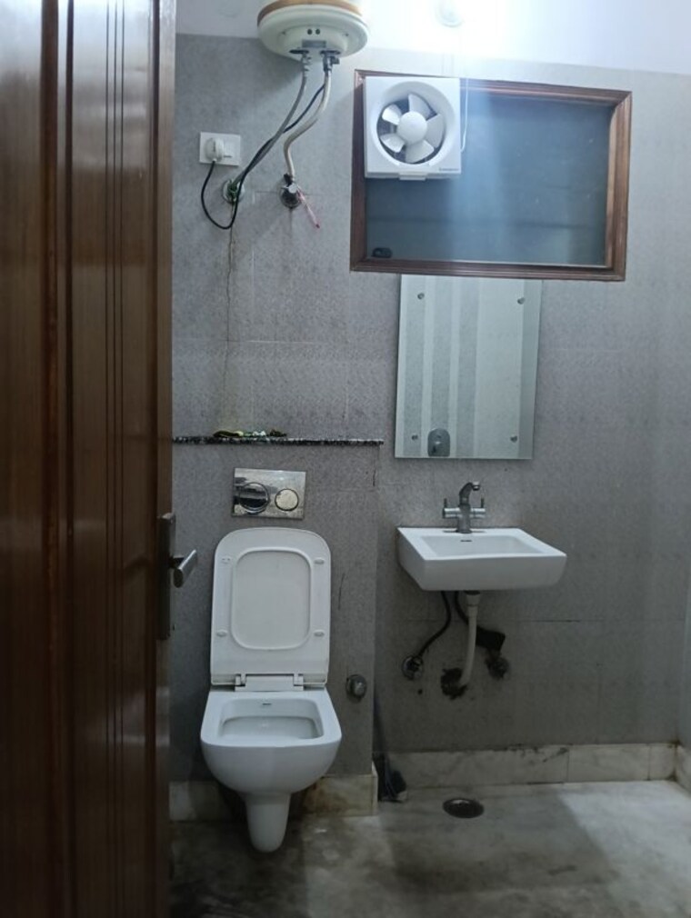 Bathroom, sector 15i 3 Bedroom 2000 Sq.Ft. Builder Floor In Sector 15i Gurgaon 10166738