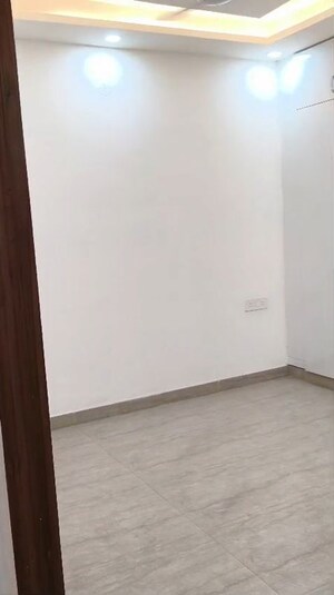Room in 3 BHK Builder Floor at Sector 86 – for Rent