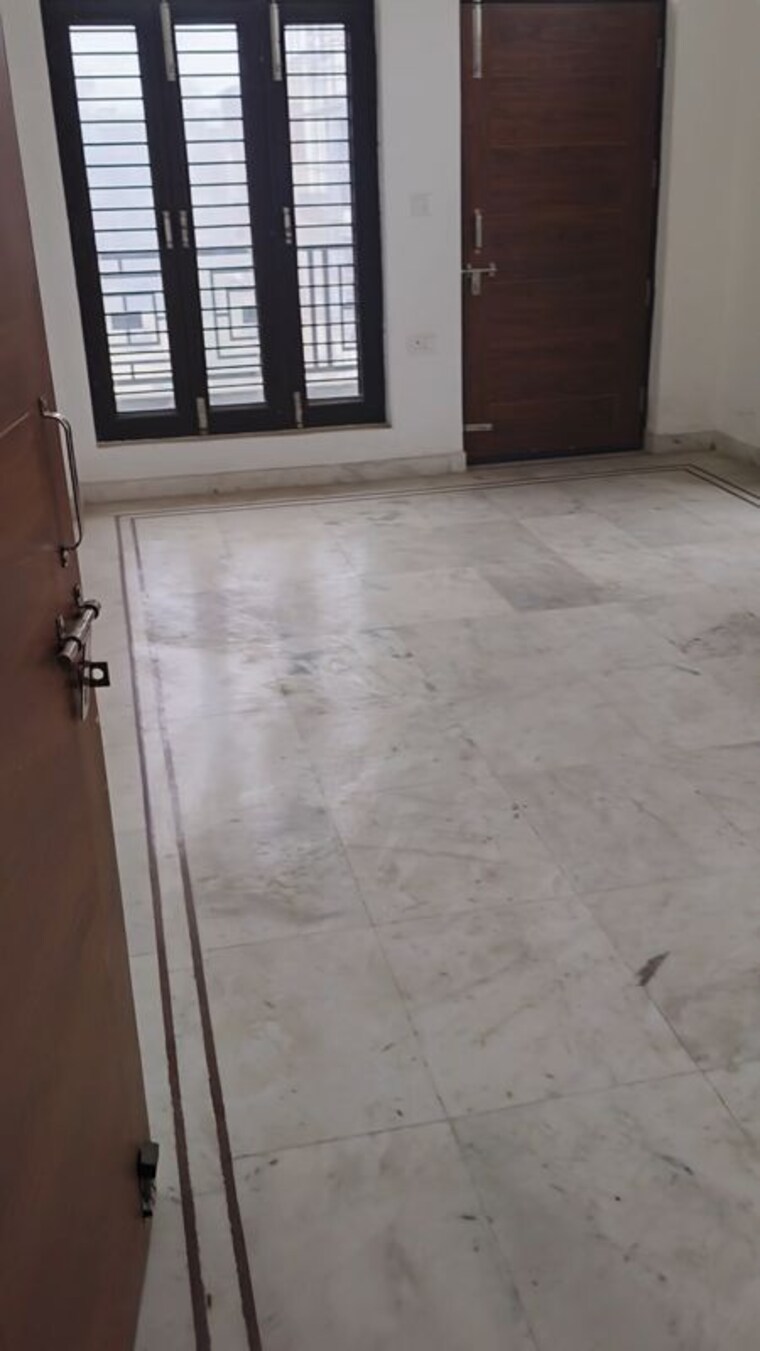 Room, parklands 4 Bedroom 350 Sq.Yd. Builder Floor In Sector 85 Faridabad 10137168