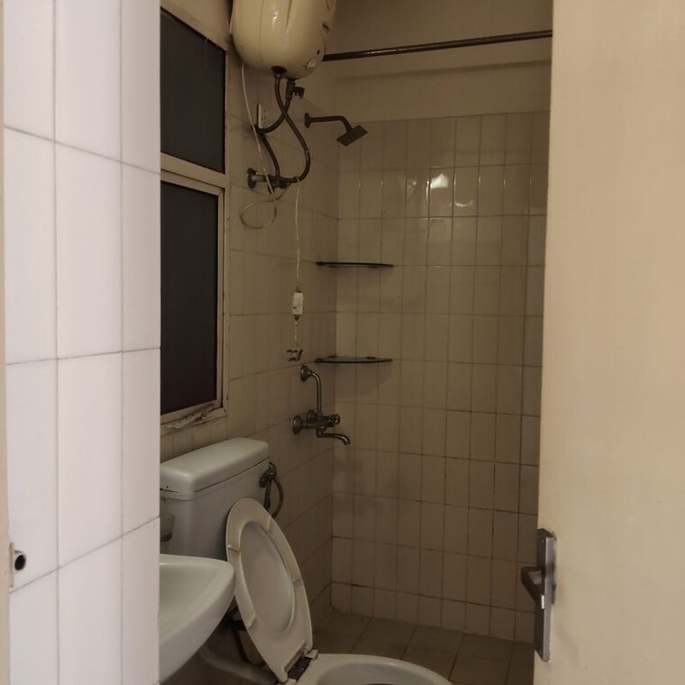 Bathroom, dlf-the-princeton-estate 2 Bedroom 964 Sq.Ft. Apartment In Dlf Phase V Gurgaon 10166936
