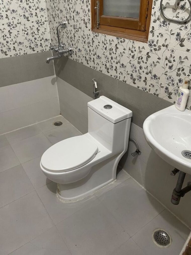 Bathroom, sector 57 3 Bedroom 1850 Sq.Ft. Builder Floor In Sector 57 Gurgaon 10166961