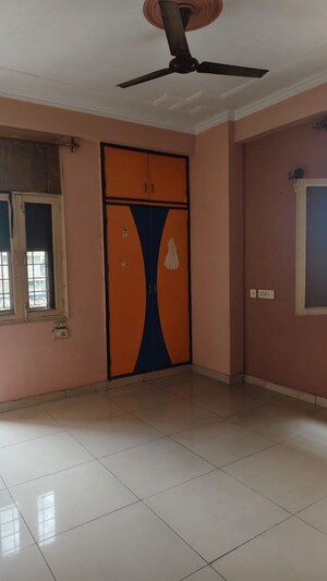 Room in 2 BHK Apartment at Gaur Green City, Indrapuram – for Rent